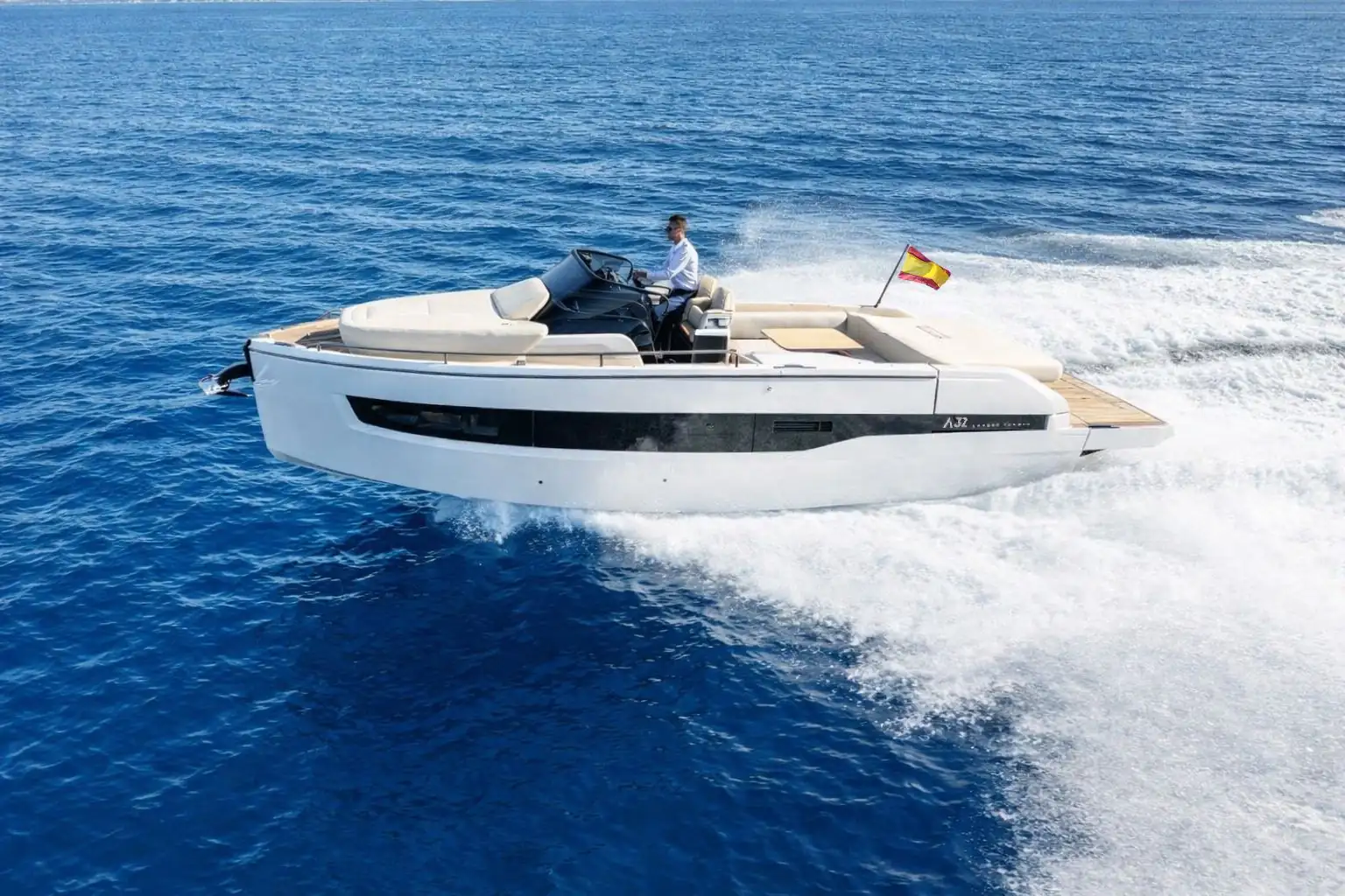 Embarcación preparada y cuidada en puerto