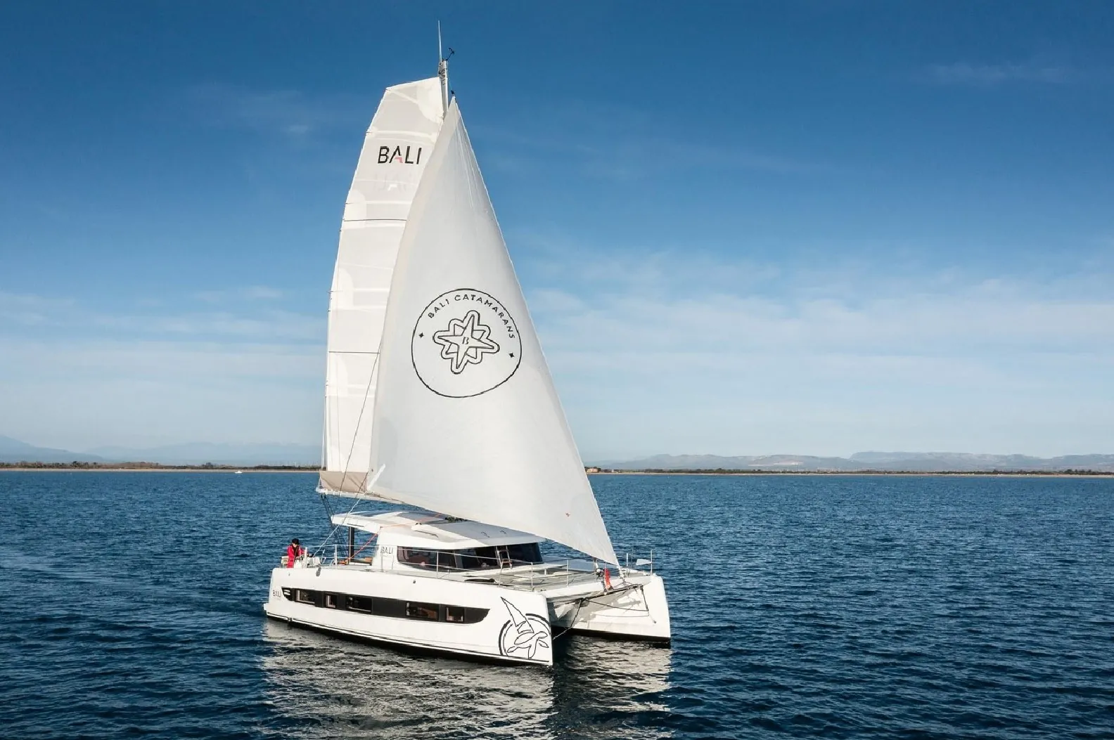 Embarcación amarrada con documentación y gestión al día