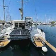 Cubierta de catamarán disponible para eventos en Marina Pobla