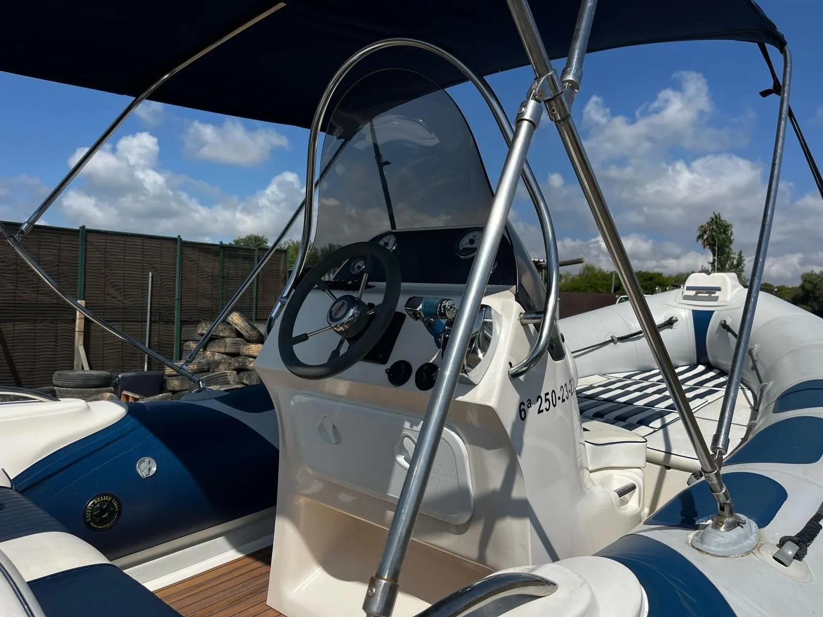 Lancha neumática disponible para alquiler diario en Marina Pobla